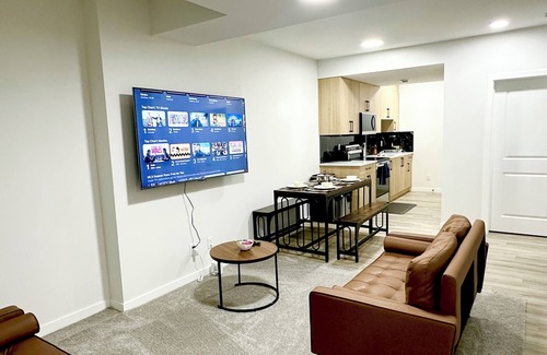 Airdrie House | New Luxury 2-Bedroom Suite