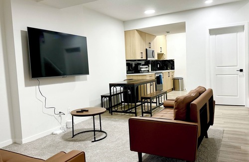 Airdrie House | New Luxury 2-Bedroom Suite