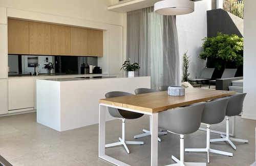 Camps Bay Apartment | NEW Luxury 2 Bedroom Epic Loft, walk to beach, restaurants. Solar backup power.