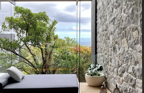 Camps Bay Apartment | NEW Luxury 2 Bedroom Epic Loft, walk to beach, restaurants. Solar backup power.