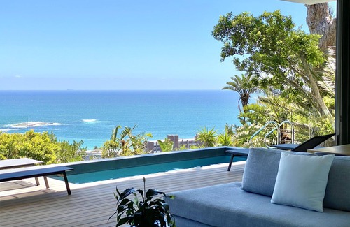 Camps Bay Apartment | NEW Luxury 2 Bedroom Epic Loft, walk to beach, restaurants. Solar backup power.