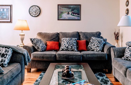 Garrison House | New!!! Luxury-3BR-Townhome w/ Free Wifi and Parking