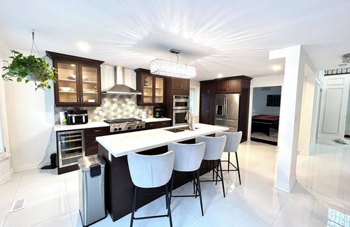 Fisherville House | *NEW Luxury 4 Bdrm Home w Pool Table & Jaccuzi