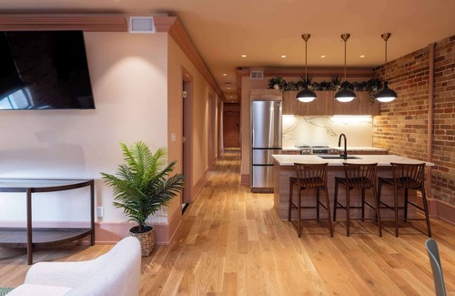 Faubourg Lafayette Hotel | New ! Luxury 4 Bedroom New Orleans Suite with Pool!