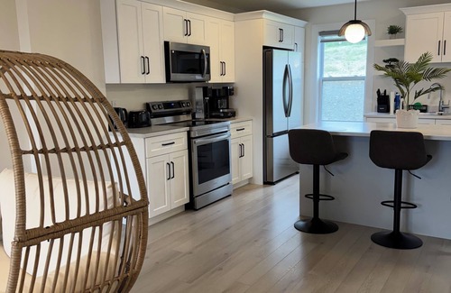Terra Nova House | New Luxury 4-Bedroom Getaway, St. John's| 3.5 Bath| Free Parking| Private Patio