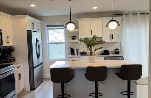 Terra Nova House | New Luxury 4-Bedroom Getaway, St. John's| 3.5 Bath| Free Parking| Private Patio
