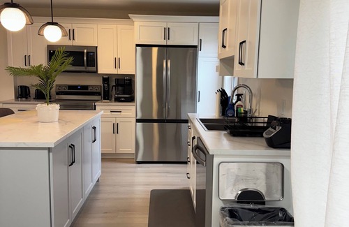 Terra Nova House | New Luxury 4-Bedroom Getaway, St. John's| 3.5 Bath| Free Parking| Private Patio