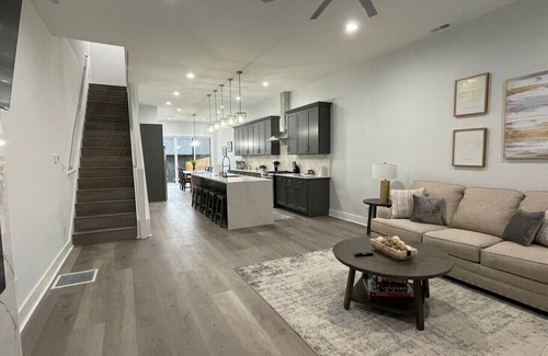 Fall Creek Place House | New Luxury 4BR/5BA Downtown Indianapolis