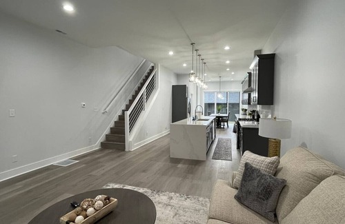 Fall Creek Place House | New Luxury 4BR/5BA Downtown Indianapolis