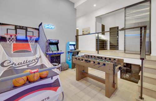 Mission Hills House | New! Luxury 5BR, W/Arcade, Sauna, Views, Fire Pit!