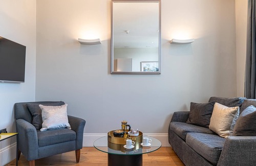 Upper Town Apartment | New luxury apartment 5 min walk to the Royal Crescent/centre. Ideal for families