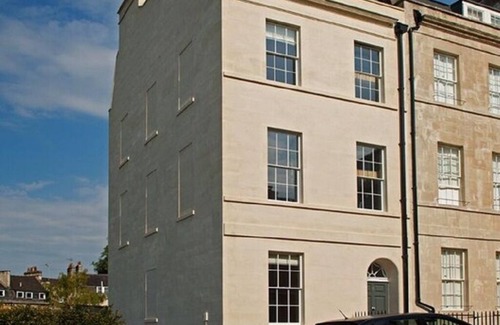 Upper Town Apartment | New luxury apartment 5 min walk to the Royal Crescent/centre. Ideal for families