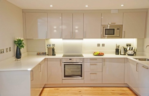 Upper Town Apartment | New luxury apartment 5 min walk to the Royal Crescent/centre. Ideal for families