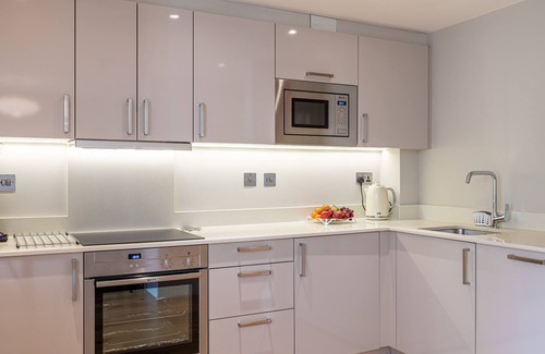 Upper Town Apartment | New luxury apartment 5 min walk to the Royal Crescent/centre. Ideal for families