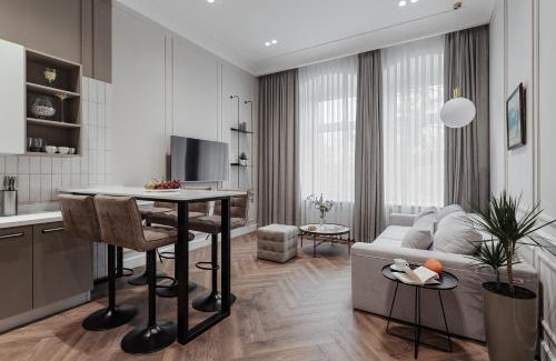 Odessa City Center Apartment | NEW! Luxury apartment in the CENTER of ODESSA overlooking Deribasovskaya str. LOW PRICE!