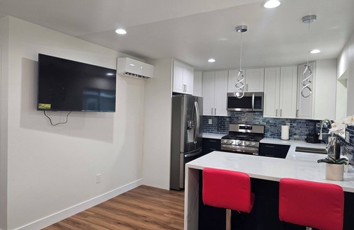 Southwest Anaheim Apartment | New Luxury apartment with AC/Free parking