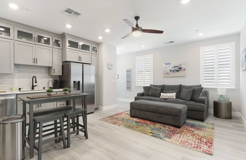 Rocklin House | New Luxury Attached- 1 BR Guest Suite, w/Kitchen, Pvt