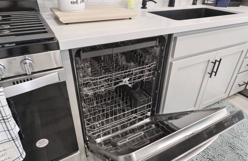 Rocklin House | New Luxury Attached- 1 BR Guest Suite, w/Kitchen, Pvt