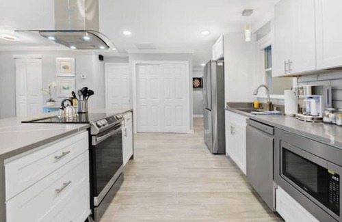 Tropic House | NEW! Luxury Beach Home w Pool Table for 11 people