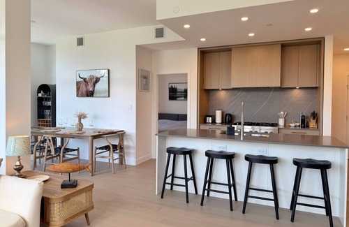 South Pandosy Apartment | New Luxury Beachfront Escape with Pool and Hottub