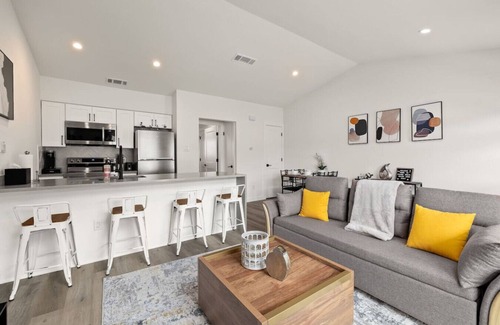 Barton Hills House | NEW Luxury Bungalow | Zilker & Barton Springs