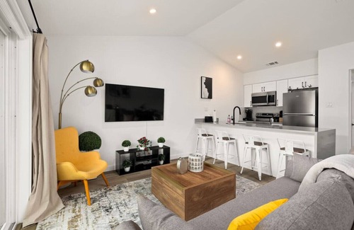 Barton Hills House | NEW Luxury Bungalow | Zilker & Barton Springs