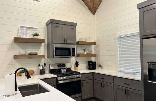 Broken Bow Cabin | New Luxury Cabin/Hot Tub/Fire Pit/Corn Hole/Indoor & Outdoor Fireplaces/Games