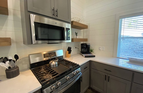 Broken Bow Cabin | New Luxury Cabin/Hot Tub/Fire Pit/Corn Hole/Indoor & Outdoor Fireplaces/Games