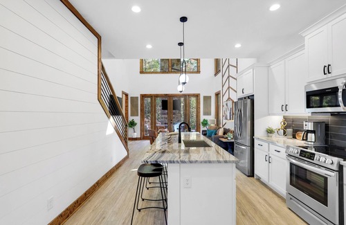 Foxfire Estates Cabin | NEW Luxury Cabin in the most desired Mtn Tops Area. Dream Catcher