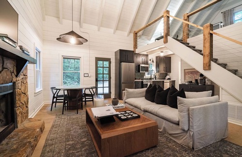 Blue Ridge Cabin | NEW Luxury Cabin w/Hot Tub + Fire Pit, 18 Min to DT BR