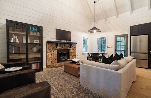 Blue Ridge Cabin | NEW Luxury Cabin w/Hot Tub + Fire Pit, 18 Min to DT BR