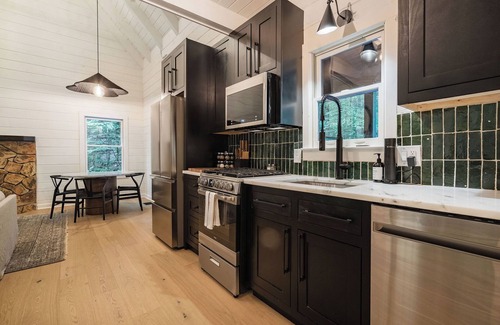 Blue Ridge Cabin | NEW Luxury Cabin w/Hot Tub + Fire Pit, 18 Min to DT BR