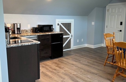 Stillwater House | NEW Luxury Charm Coach House 5 mi from Saratoga, King Suite, WiFi, central air