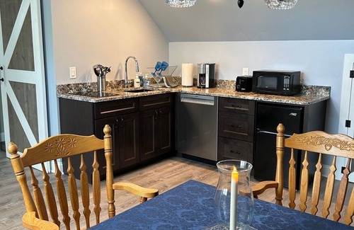 Stillwater House | NEW Luxury Charm Coach House 5 mi from Saratoga, King Suite, WiFi, central air