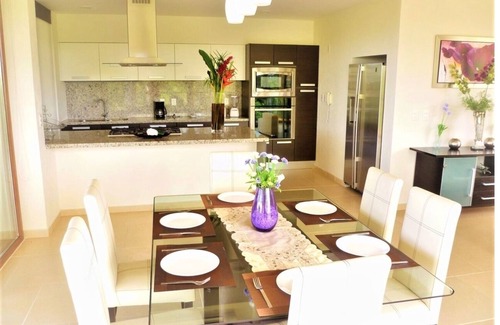 Litibu Condo | ★NEW★ LUXURY Condo with GORGEOUS Jungle & OCEAN VIEWS + Golf Course to 1min away