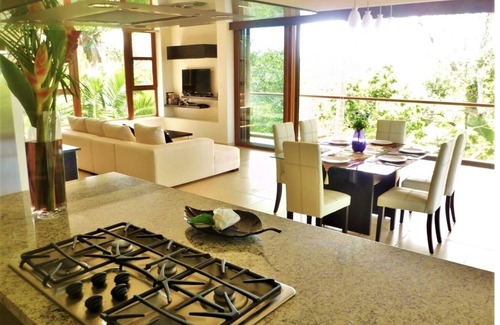 Litibu Condo | ★NEW★ LUXURY Condo with GORGEOUS Jungle & OCEAN VIEWS + Golf Course to 1min away