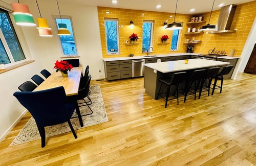 Shelby Hills House | New Luxury Custom House near Downtown, spacious & modern with Fun Amenities!