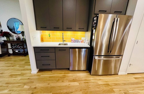 Shelby Hills House | New Luxury Custom House near Downtown, spacious & modern with Fun Amenities!