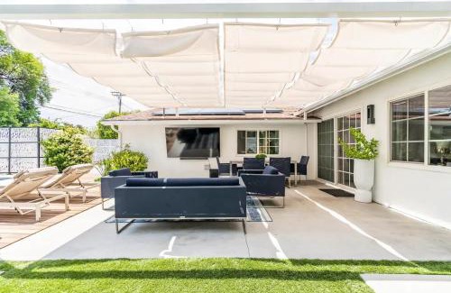 Los Angeles County House | New luxury entertaining house with Pool Spa Sauna Tesla charger Pets
