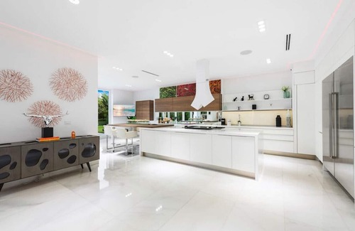 Pinecrest Villa | New Luxury estate, Pool/Jacuzzi/GYM, Sleeps 16