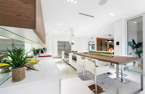 Pinecrest Villa | New Luxury estate, Pool/Jacuzzi/GYM, Sleeps 16