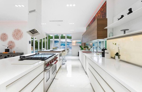 Pinecrest Villa | New Luxury estate, Pool/Jacuzzi/GYM, Sleeps 16