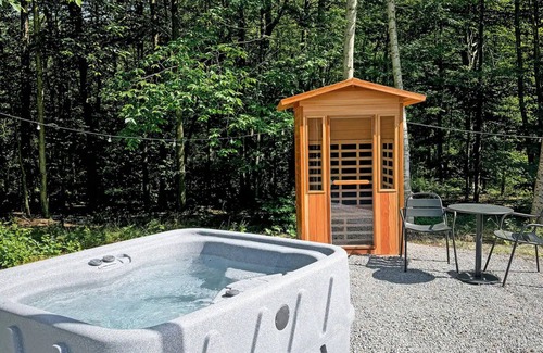 Davenport Cabin | NEW Luxury Getaway Chalet -Hot tub/Sauna and More!