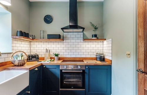 Tetbury Condo | NEW luxury historic apartment, private garden, parking, dog-friendly, in Tetbury