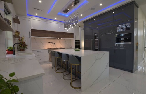 Surrey House | New Luxury Home | 6BR | HVAC | Free Parking & Pet Friendly