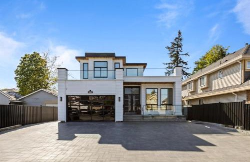 Surrey House | New Luxury Home 6BR HVAC Free Parking Pet Friendly