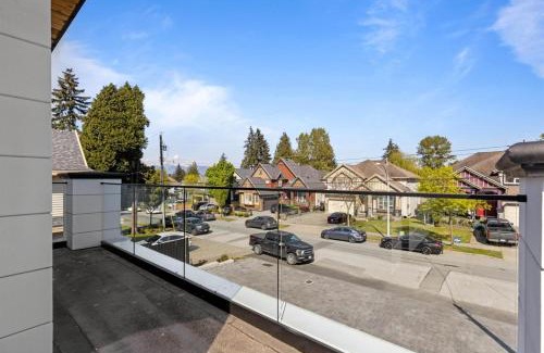 Surrey House | New Luxury Home 6BR HVAC Free Parking Pet Friendly