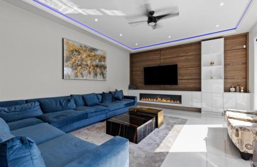 Surrey House | New Luxury Home 6BR HVAC Free Parking Pet Friendly