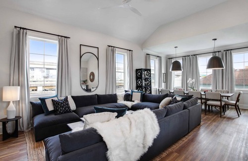 Faubourg Lafayette Hotel | New Luxury Home | Shared Pool