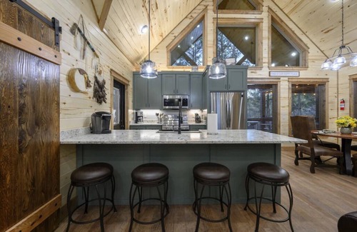 Broken Bow Cabin | New Luxury Honeymoon Cabin-Private Hot Tub, Fireplace and Double Shower